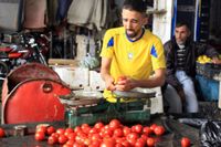 «Взгляды (из) Сирии»: фотопроект о жизни в разрушенных городах, Продавец помидоров — миниатюра