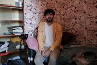 Релоканты. Фотопроект о мужчинах, уехавших в Казахстан после начала мобилизации, Иван из Саратова в своей комнате съемной квартиры в Уральске — миниатюра