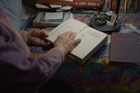 «Когда тебе тяжело, ты ко мне приезжай», Мария показывает книгу, которую для нее принес Юрий, муж Елены — миниатюра