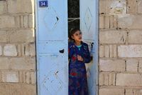 Дети революции. Фоторепортаж из Сирийского Курдистана, Девочка смотрит на демонстрацию — миниатюра