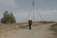 «Застывшая Кубань». Фотопроект о магическом реализме южного края, Женщина остановилась посмотреть на морской горизонт — миниатюра