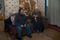 «Когда тебе тяжело, ты ко мне приезжай», Елена и Юрий в гостиной — миниатюра