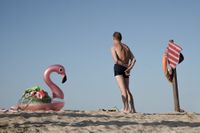 «Застывшая Кубань». Фотопроект о магическом реализме южного края, Турист на пляжном отдыхе в станице Голубицкой. Летом сюда приезжает много отдыхающих из других регионов страны — миниатюра