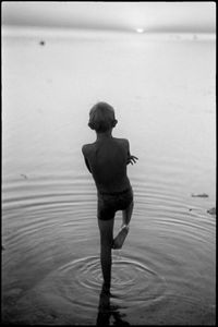 «Истории, рассказанные спиной». Фотовыставка о том, как тело говорит о человеке, «Парнишка ловил креветок, и в какой-то момент замер в таком положении». Село Дивноморское, Черное море, 2020 — Юрий Нездойминога — миниатюра