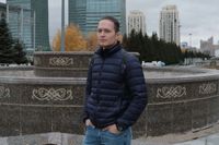 Релоканты. Фотопроект о мужчинах, уехавших в Казахстан после начала мобилизации, Иван из Москвы на бульваре Нуржол в Астане — миниатюра