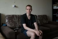 Релоканты. Фотопроект о мужчинах, уехавших в Казахстан после начала мобилизации, Олег из Москвы в съемной квартире в Астане — миниатюра