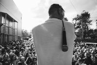 «Истории, рассказанные спиной». Фотовыставка о том, как тело говорит о человеке, Максим Тесли, солист панк-рок группы «Щенки» на сцене музыкального фестиваля Motherland в Москве. 2023 — Кирилл Котов — миниатюра