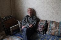 «Лидочка». Фотопроект о мужчине, который пережил смерть жены и в 87 лет выстраивает свой мир заново, Портрет на диване — миниатюра