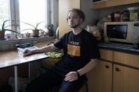 Релоканты. Фотопроект о мужчинах, уехавших в Казахстан после начала мобилизации, Виктор из Санкт-Петербурга на кухне в квартире родственников коллеги в Уральске — миниатюра