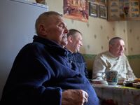 Чамлык-Никольское: жизнь на земле и в земле, Алексей Андреевич за столом со старшими сыновьями — миниатюра