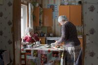 «Когда тебе тяжело, ты ко мне приезжай», Елена и Мария на кухне — миниатюра