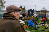 Чамлык-Никольское: жизнь на земле и в земле, Алексей Андреевич у могил своих родственников — миниатюра