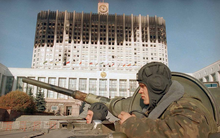 «У меня до сих пор есть устойчивое представление, что люди просто начали повторять действия митинговавших в 91-м году с полной уверенностью, что именно эти действия приводят к успеху». Источник: AP / Michel Euler / «Попытались что-то предпринять с грузовиком и гранатометом». Очевидец штурма Белого дома об ополченцах и бегстве омона — Discours.io