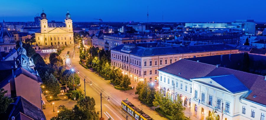 Главная улица Дебрецена и Большая Реформаторская церковь, из-за которой город называют «кальвинистским Римом»