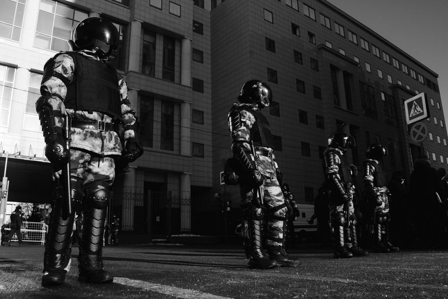 2 февраля полицейские оцепили всё вокруг Мосгорсуда: они не пропускали никого, даже жителей района. На силовиках не было значков с номерами, по которым их можно опознать / Фото: Александра Бойкова специально для «Дискурса» 2 февраля полицейские оцепили всё вокруг Мосгорсуда: они не пропускали никого, даже жителей района. На силовиках не было значков с номерами, по которым их можно опознать / Фото: Александра Бойкова специально для «Дискурса»