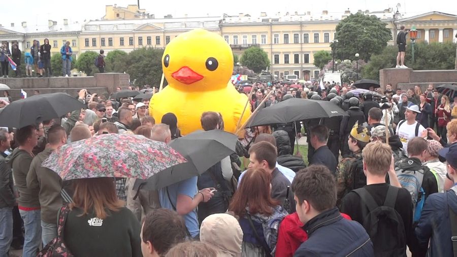 Уточка Медведева стала символом протестов из-за фильма «Он вам не Димон» в 2017 году