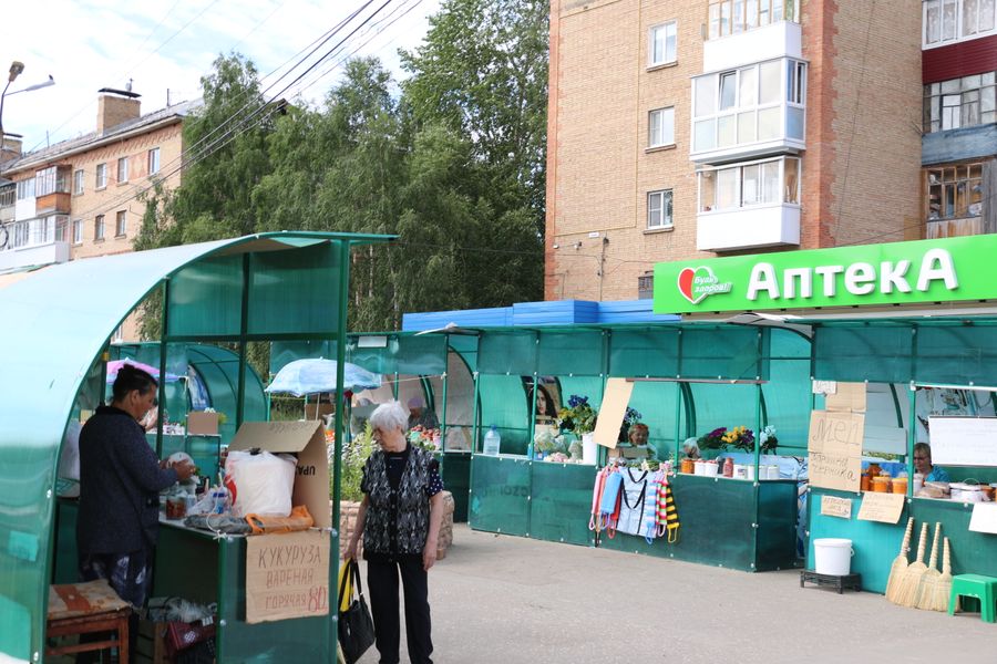На мини-рынке; проспект Ленина, Ухта, республика Коми