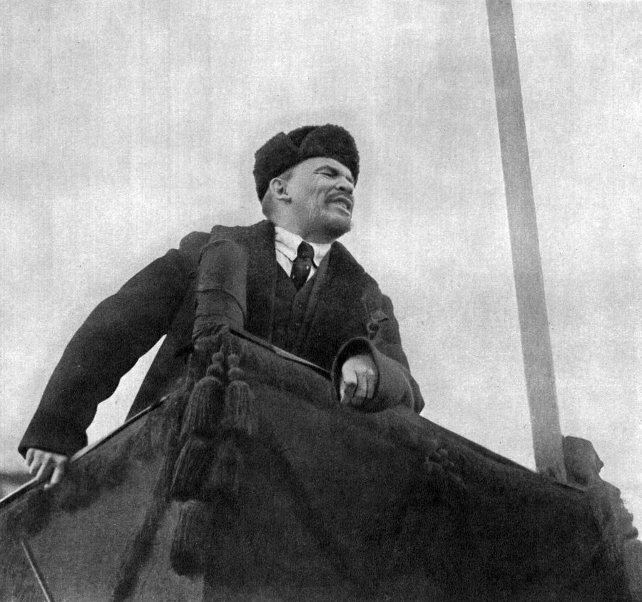 В.И.Ленин произносит речь на Красной площади в день празднования 1-й годовщины Великой Октябрьской социалистической революции / Неизвестный автор