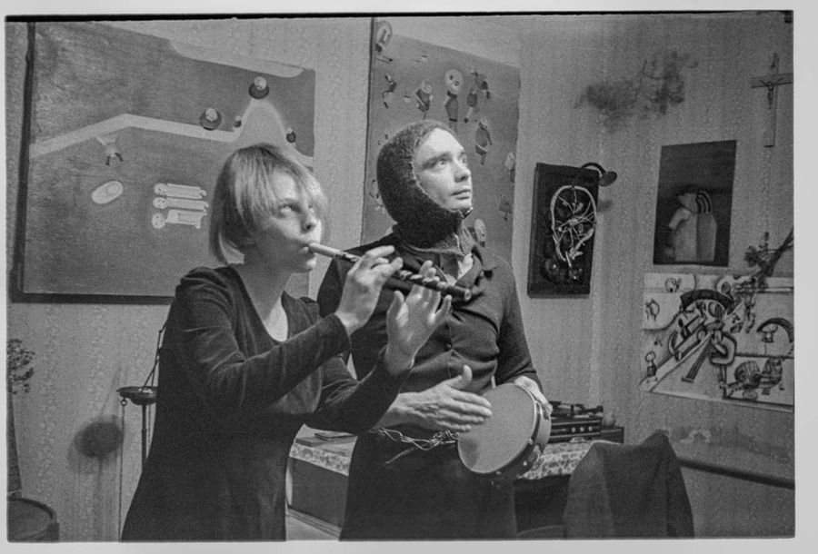 Перформанс Ирины Наховой и Андрея Монастырского. Москва, 1974 год. Фото Георгия Кизевальтера. / russianartarchive.net Перформанс Ирины Наховой и Андрея Монастырского. Москва, 1974 год. Фото Георгия Кизевальтера. / russianartarchive.net
