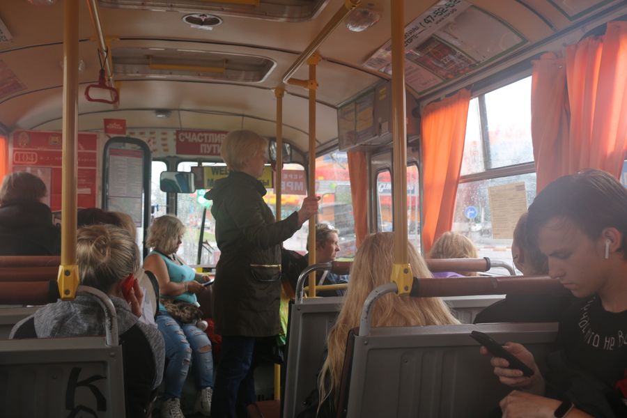 В салоне городского автобуса в Архангельске никто не боится заболеть.
