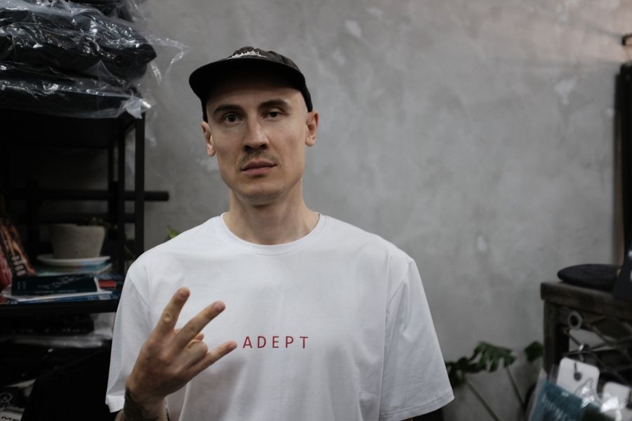 Константин уже много лет не ест пищу животного происхождения. В 2019 году он вместе с Женей Алёхиным и его женой Даше открыли веганское кафе «Кабина» в Санкт-Петербурге / Фото на обложке: Фестиваль «Замок дрочил» / «Одиночество — моя награда!» Костя Сперанский о турах макулатуры, идеальной смерти, потомках Каина и гнили экоактивистов — Discours.io