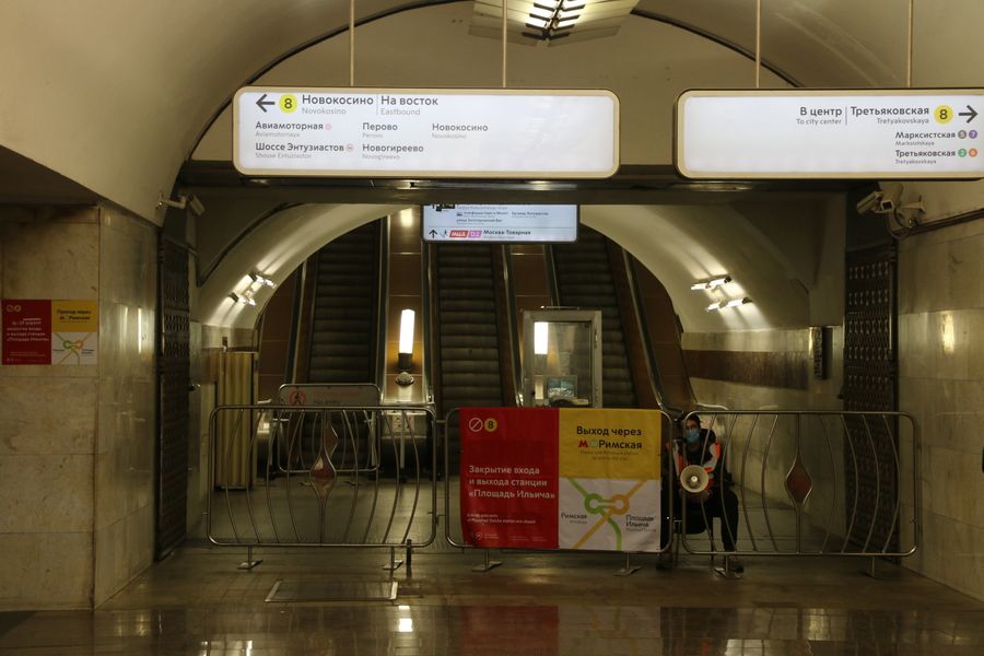 Метро настолько очистилось, что представилось возможным закрыть «лишние» выходы.