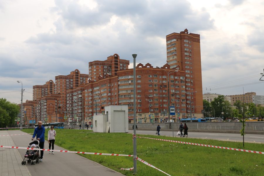 Искусственные препятствия на роскошных, широких тротуарах Большой Академической улицы не могли остановить всех желающих пройтись подальше от жилых домов.
