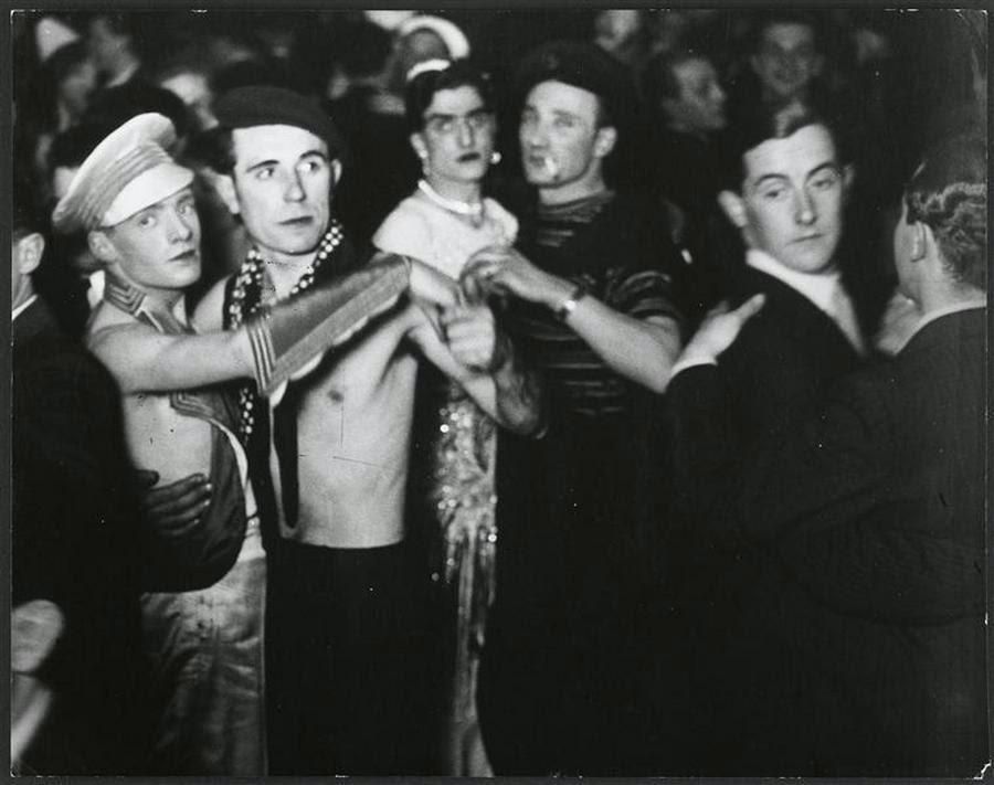 В одном из берлинских гей-клубов, 1930. В одном из берлинских гей-клубов, 1930.