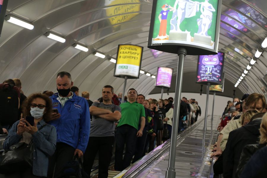 В час пик буднего дня в метро кое-кто пытается сохранять дистанцию, но в основном все толпятся.