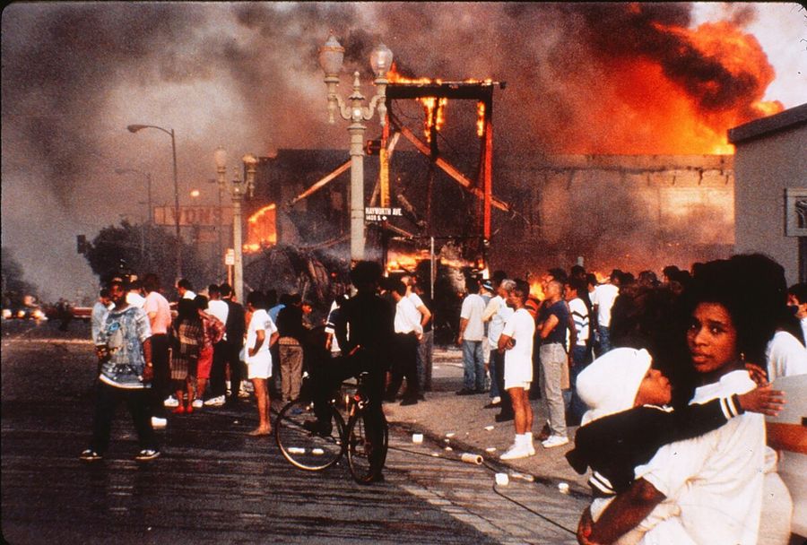 Беспорядки в Лос-Анджелесе весной 1992 года, вспыхнувшие после того, как суд оправдал четверых белых полицейских, жестоко избившим чернокожего Родни Кинга при задержании / Резонанс удара: как толпа делает зверство возможным — Discours.io