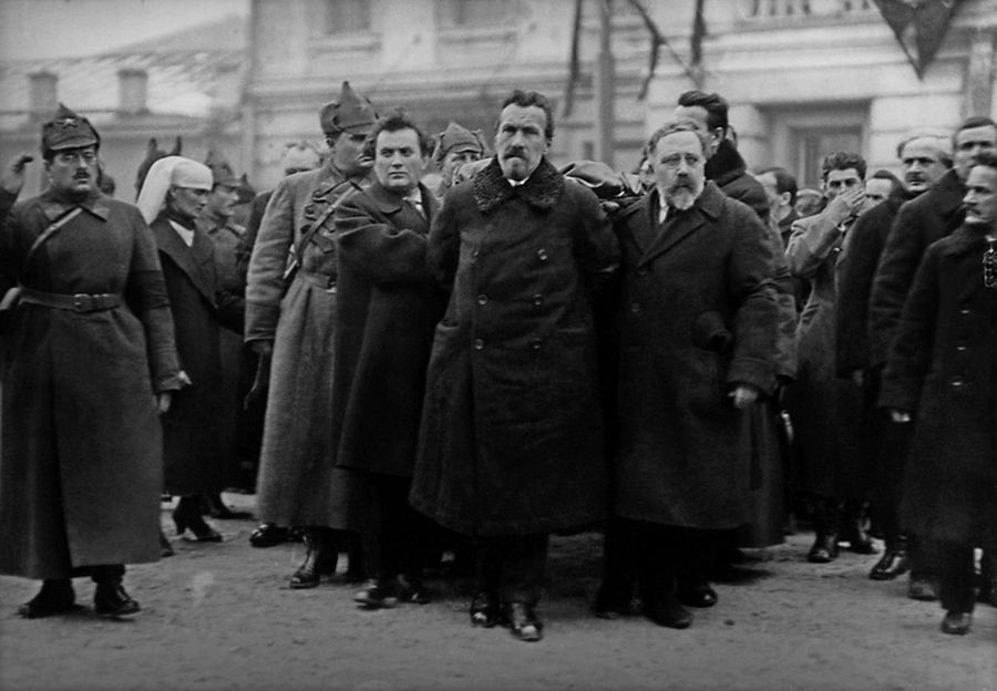 У Колонного зала Дома Союзов в Москве на похоронах Михаила Фрунзе, 1925. Слева направо: Иосиф Уншлихт, Григорий Зиновьев, Алексей Рыков, Лев Каменев, Иосиф Сталин, Авель Енукидзе / Государственный архив Российской Федерации У Колонного зала Дома Союзов в Москве на похоронах Михаила Фрунзе, 1925. Слева направо: Иосиф Уншлихт, Григорий Зиновьев, Алексей Рыков, Лев Каменев, Иосиф Сталин, Авель Енукидзе / Государственный архив Российской Федерации