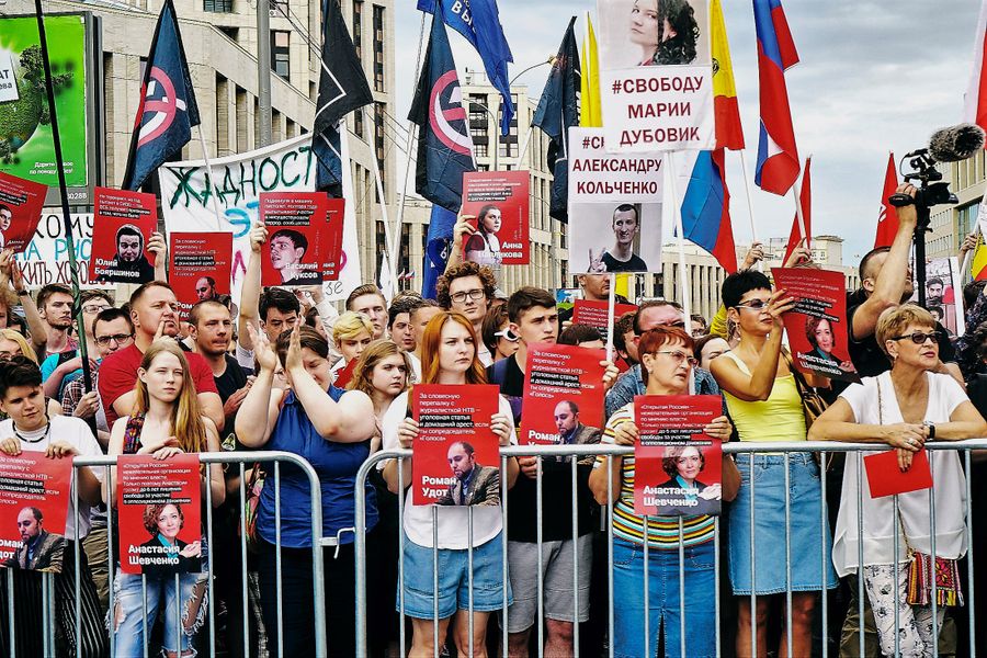 Митинг «Общество требует справедливости» против полицейского произвола / Фото: Марк Кривошеин / «Общество требует справедливости!» Полные тексты выступлений с митинга против полицейского произвола — Discours.io