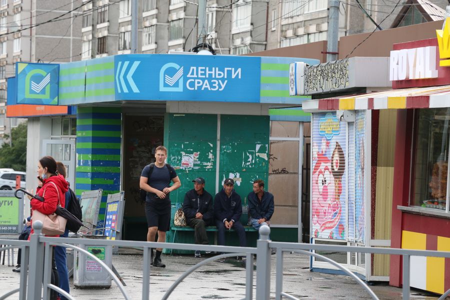 На автобусной остановке на юго-западе Екатеринбурга сидят мужчины и в ус не дуют.