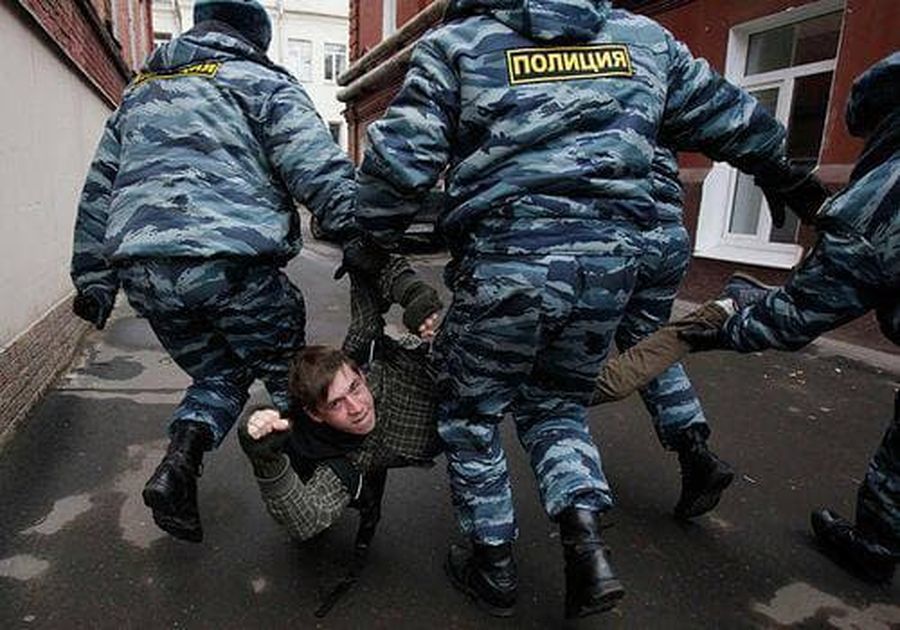 Матвей облил прокурора Манежного дела минеральной водой — вероятно, она шипела, и поэтому прокурор подумал, что на его жизнь покушаются Матвей облил прокурора Манежного дела минеральной водой — вероятно, она шипела, и поэтому прокурор подумал, что на его жизнь покушаются