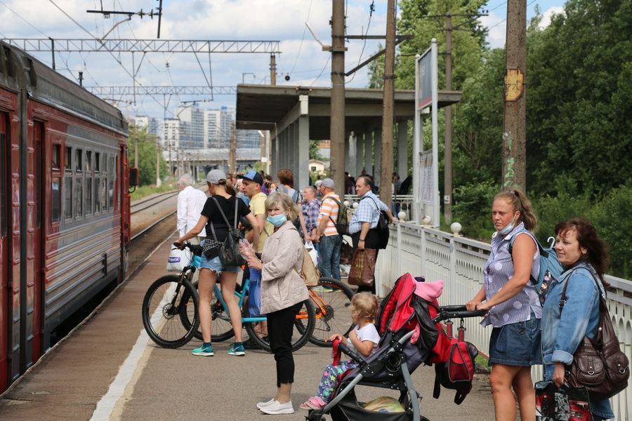 На платформе Мурино, откуда электрички отправляются в Приозерск, люди практически игнорируют маски.