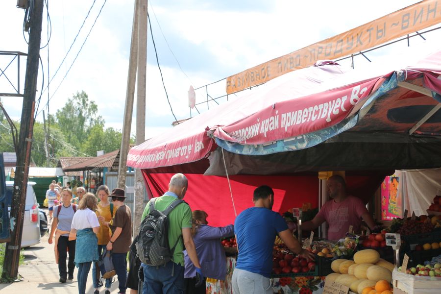 На рынке посёлка Токсово нас приветствует Краснодарский край.