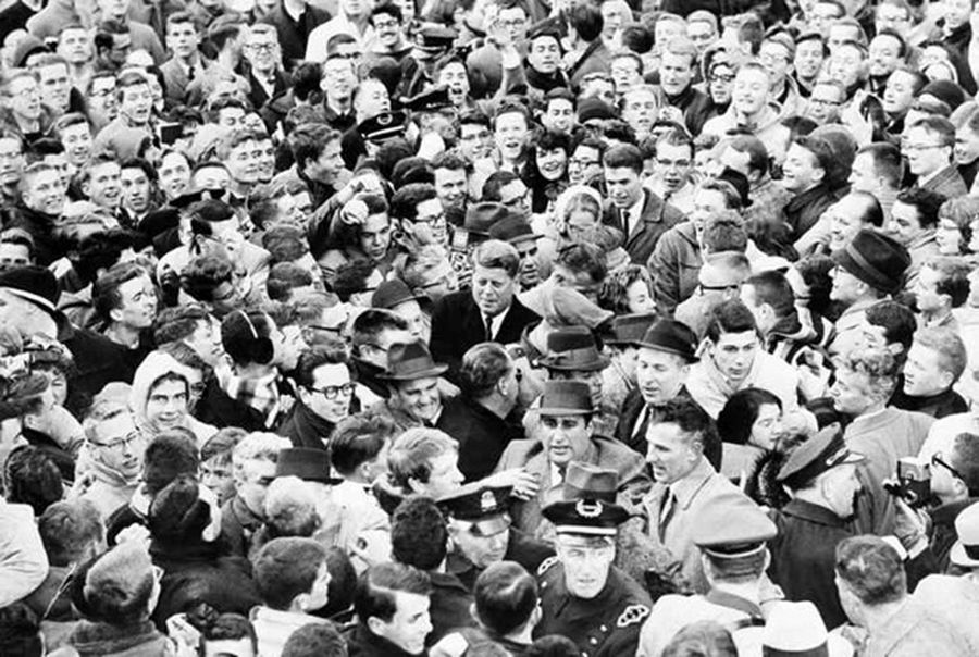 Массовая истерия как защитная реакция сумасшедшего общества