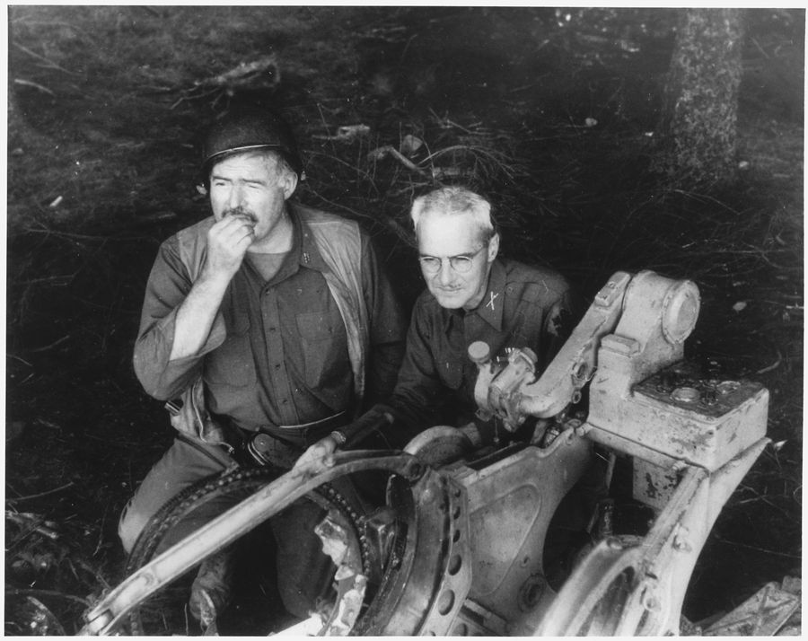Хемингуэй (слева) и полковник Чарльз «Бак» Лэнхэм, сентябрь 1944 года / Wikimedia Commons Хемингуэй (слева) и полковник Чарльз «Бак» Лэнхэм, сентябрь 1944 года / Wikimedia Commons