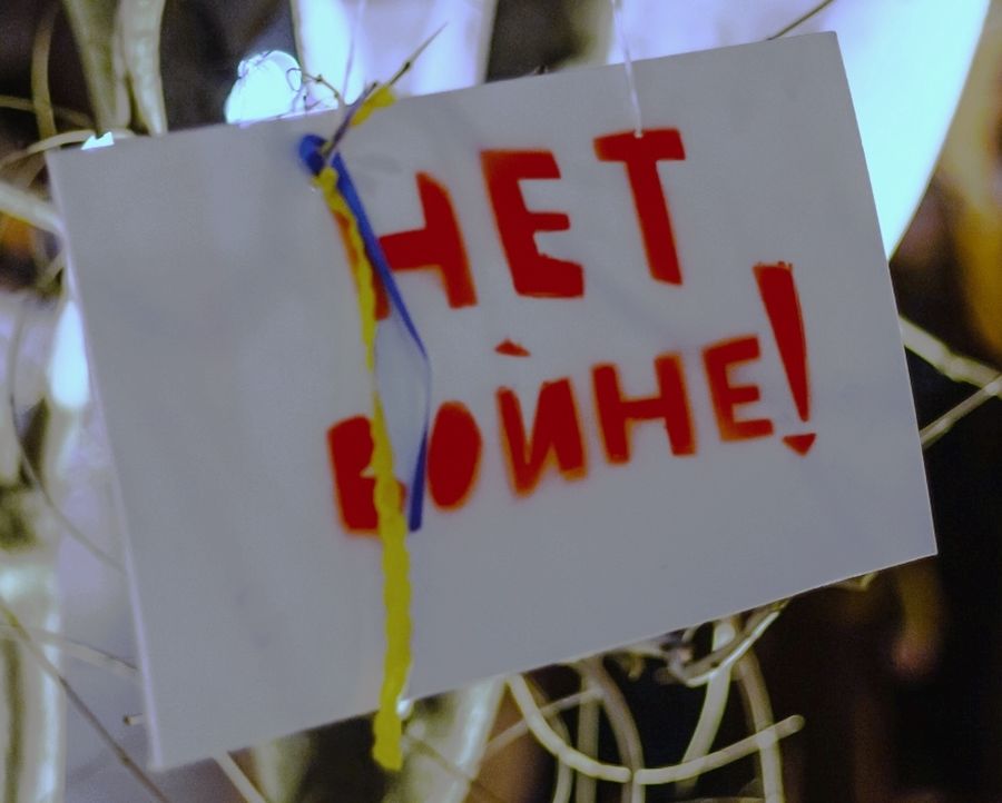 Плакат на митинге против войны между Россией и Украиной, Москва / Фото: Никита Нишаткин / «Остановите бойню». Что говорят о войне с Украиной россияне, вышедшие на антивоенные протесты — Discours.io