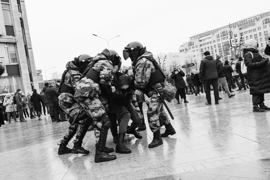 Четверо полицейских задерживают одного митингующего в Москве / Фото: Александра Бойкова специально для журнала «Дискурс» Четверо полицейских задерживают одного митингующего в Москве / Фото: Александра Бойкова специально для журнала «Дискурс»