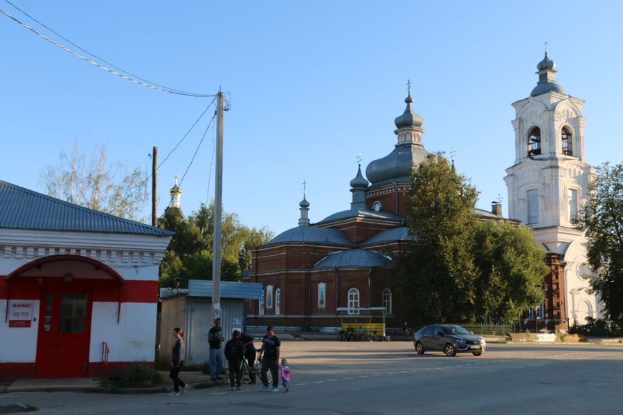 В посёлке Кадом у магазина пятничным вечером.