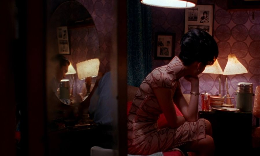 Квартиры в «Любовном настроеним» (2000) — маленькие, тесные. Герои порой едят в комнатах, чтобы уединиться. Квартиры в «Любовном настроеним» (2000) — маленькие, тесные. Герои порой едят в комнатах, чтобы уединиться.