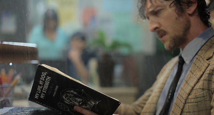 Офисный клерк читает книгу «Моя жизнь, мой пес, моя сила», чтобы наладить телепатическую связь с питомцем / Кадр из фильма «Неверно» (2012) Офисный клерк читает книгу «Моя жизнь, мой пес, моя сила», чтобы наладить телепатическую связь с питомцем / Кадр из фильма «Неверно» (2012)