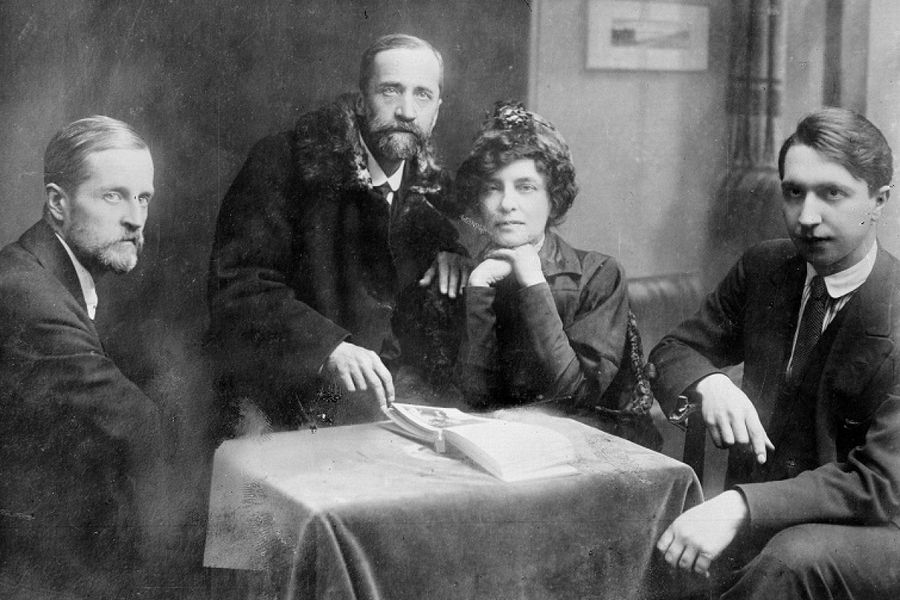 На фотоснимке — Дмитрий Философов, Дмитрий Мережковский, Зинаида Гиппиус и Владимир Злобин. На фотоснимке — Дмитрий Философов, Дмитрий Мережковский, Зинаида Гиппиус и Владимир Злобин.