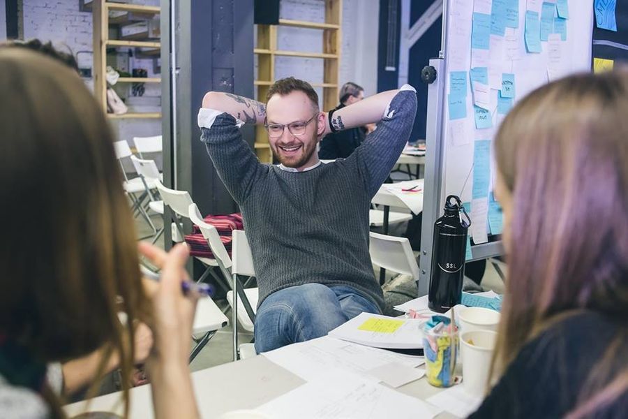 Александр Ненашев на занятии со студентами в лаборатории SSL Александр Ненашев на занятии со студентами в лаборатории SSL