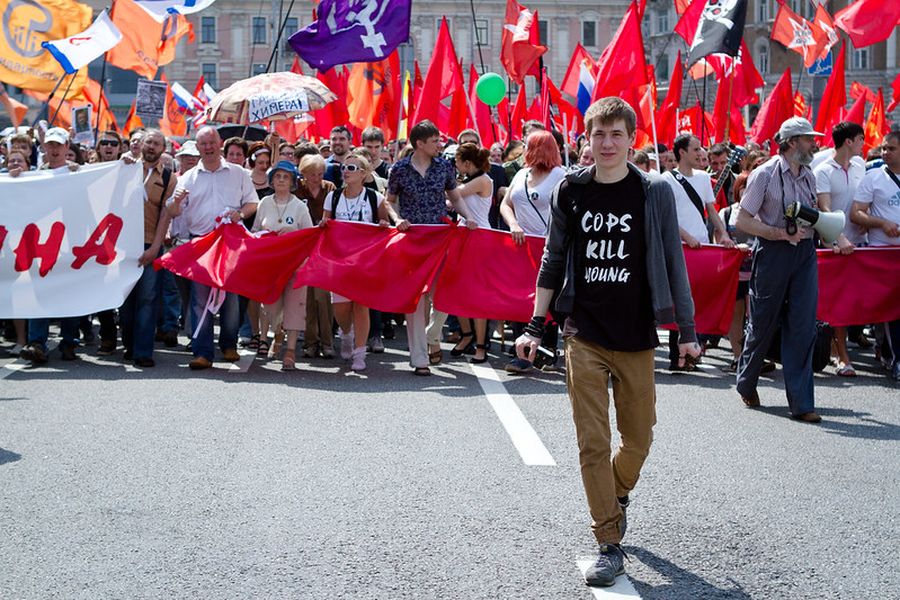 Матвей впереди колонны протестующих / Шествие в поддержку политзаключенных по Болотному делу, 2012 Матвей впереди колонны протестующих / Шествие в поддержку политзаключенных по Болотному делу, 2012