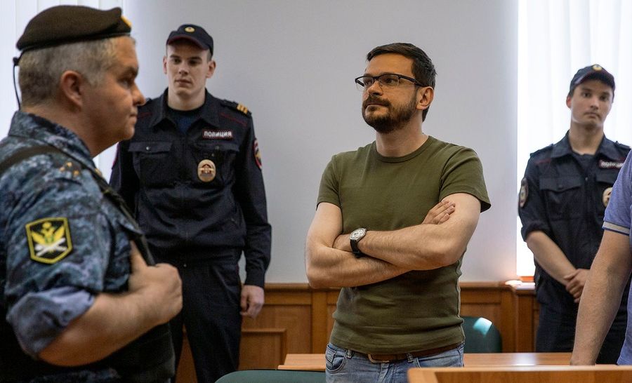 «Мое этапирование было не очень законным. Приговор еще не вступил в законную силу, мы ждем рассмотрения апелляции, а суд обязан ознакомить меня с материалами уголовного дела» / Фото: Александра Астахова, «Медиазона» / «Моя жизнь — тюрьмы, столыпинские вагоны и люди с поломанными судьбами». Письма Ильи Яшина из исправительной колонии — Discours.io