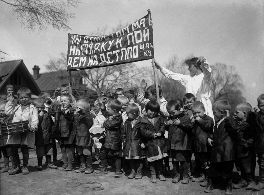 Первые деревенские детские сады, 1927 год. Надпись на плакате: «Мы отпустим мам на грядку и пойдем на детплощадку» / Аркадий Шайхет / МАММ Первые деревенские детские сады, 1927 год. Надпись на плакате: «Мы отпустим мам на грядку и пойдем на детплощадку» / Аркадий Шайхет / МАММ