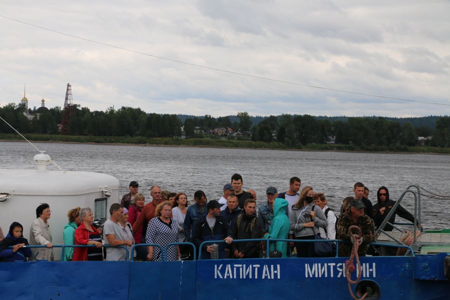 «Капитан Митягин» — один из двух катеров, связывающих основную часть города Онега с заречными посёлками — полон пассажиров, но в маске только одна девушка. Как говорится, найдите её.