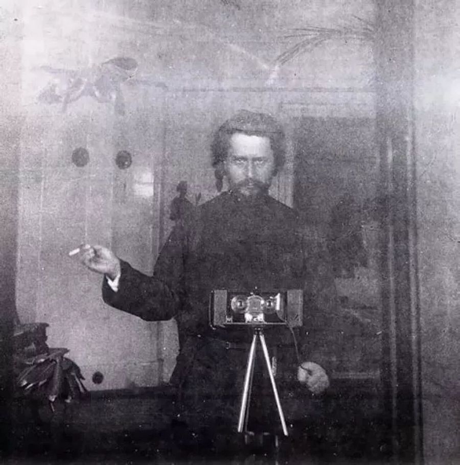 Л.Н. Андреев в своей фотомастерской Л.Н. Андреев в своей фотомастерской